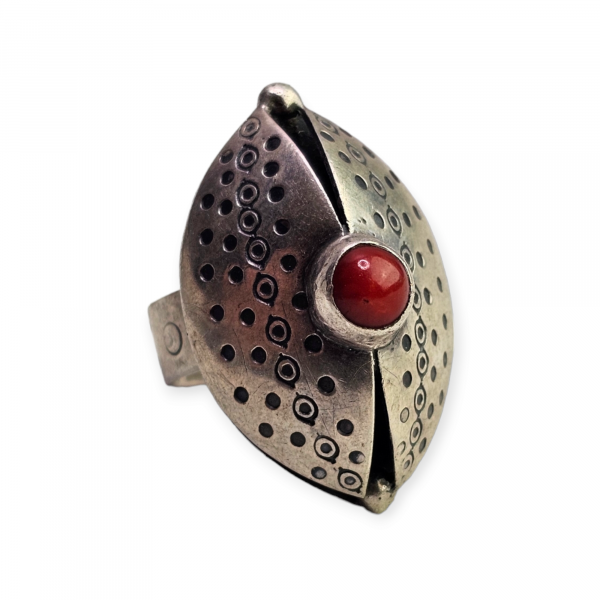 Design ring med rød sten