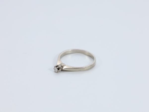 Svensk 18K hvitt gullring med diamant – klassisk solitær - Image 4