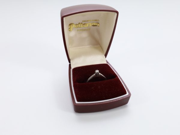 Svensk 18K hvitt gullring med diamant – klassisk solitær - Image 2