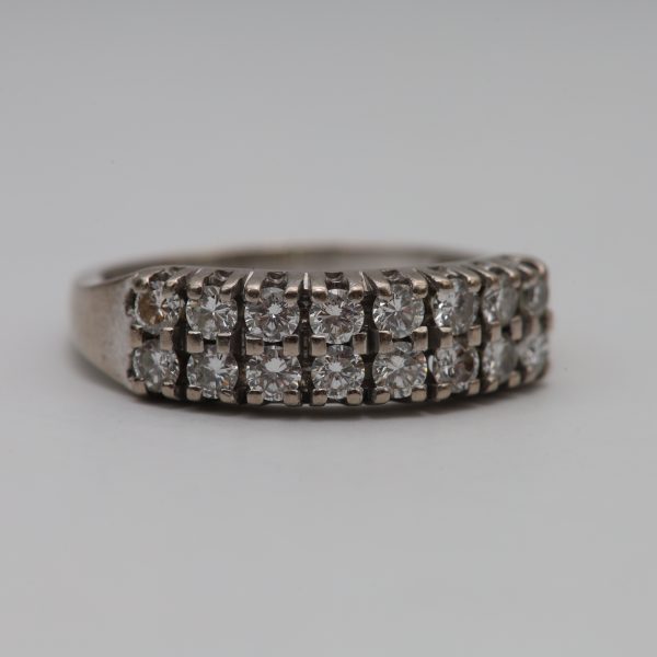 SEO-tittel: Hvitt gull ring 585 med 16 diamanter – str. 57 (Ø 18 mm) Metabeskrivelse: Klassisk diamantring i hvitt gull 585, 16 briljanter i to rader. Vekt 5,11 g. Størrelse ca. 57 / 18 mm. Pen brukt stand.