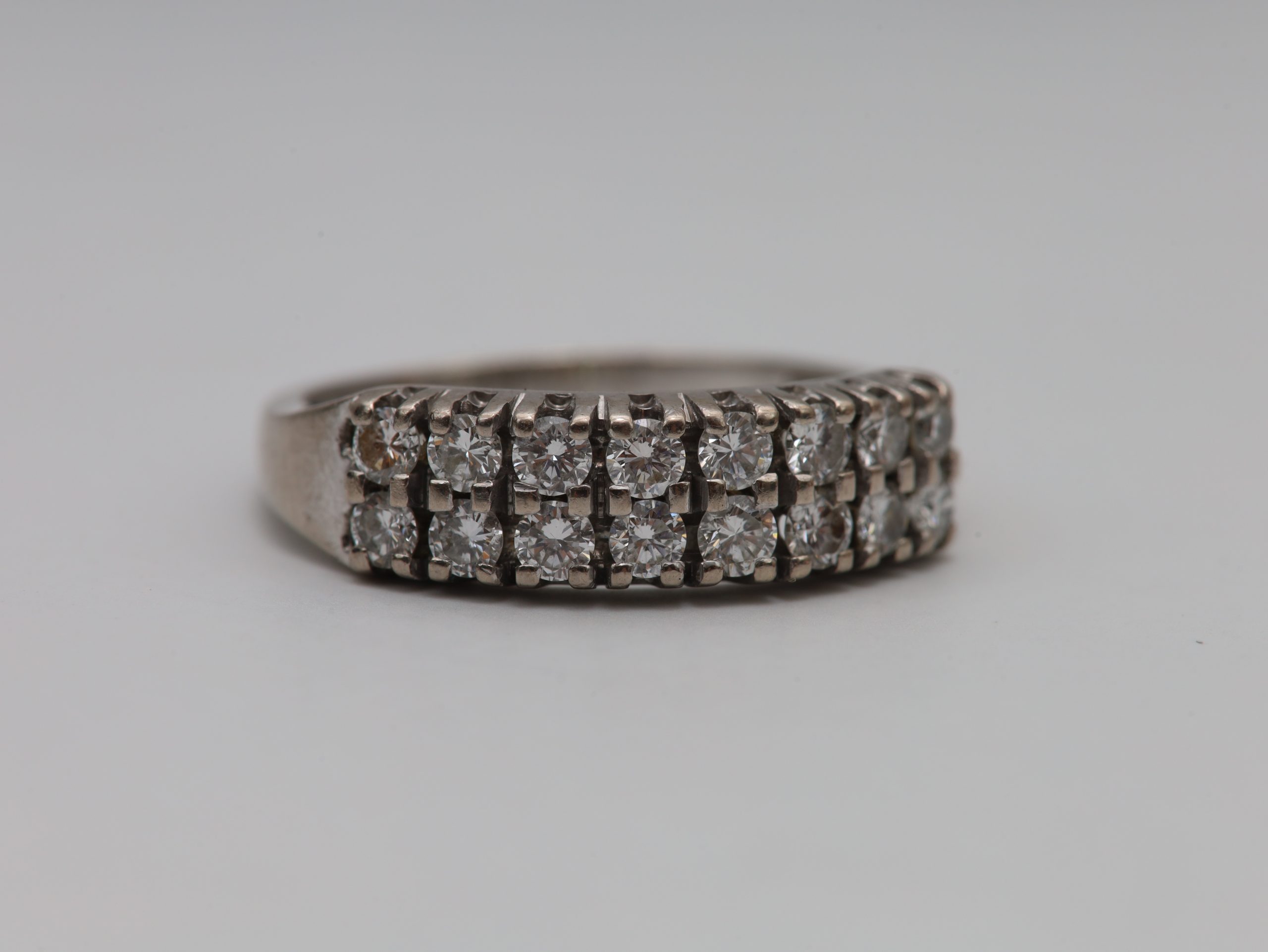 SEO-tittel: Hvitt gull ring 585 med 16 diamanter – str. 57 (Ø 18 mm) Metabeskrivelse: Klassisk diamantring i hvitt gull 585, 16 briljanter i to rader. Vekt 5,11 g. Størrelse ca. 57 / 18 mm. Pen brukt stand.