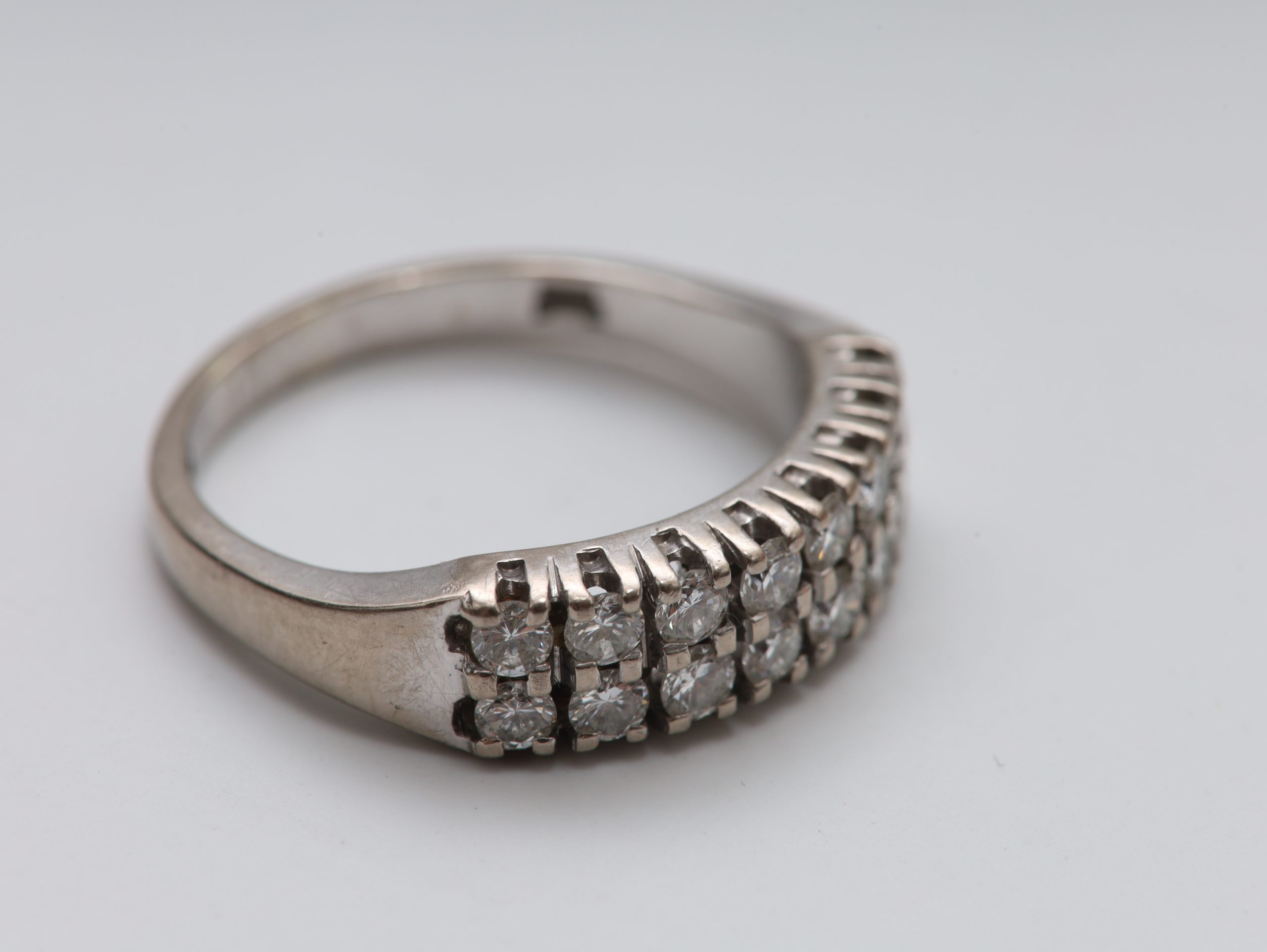 Hvitt gull ring med 16 diamanter (585) – str. ca 57 / Ø 18 mm – 5,11 g - Image 4