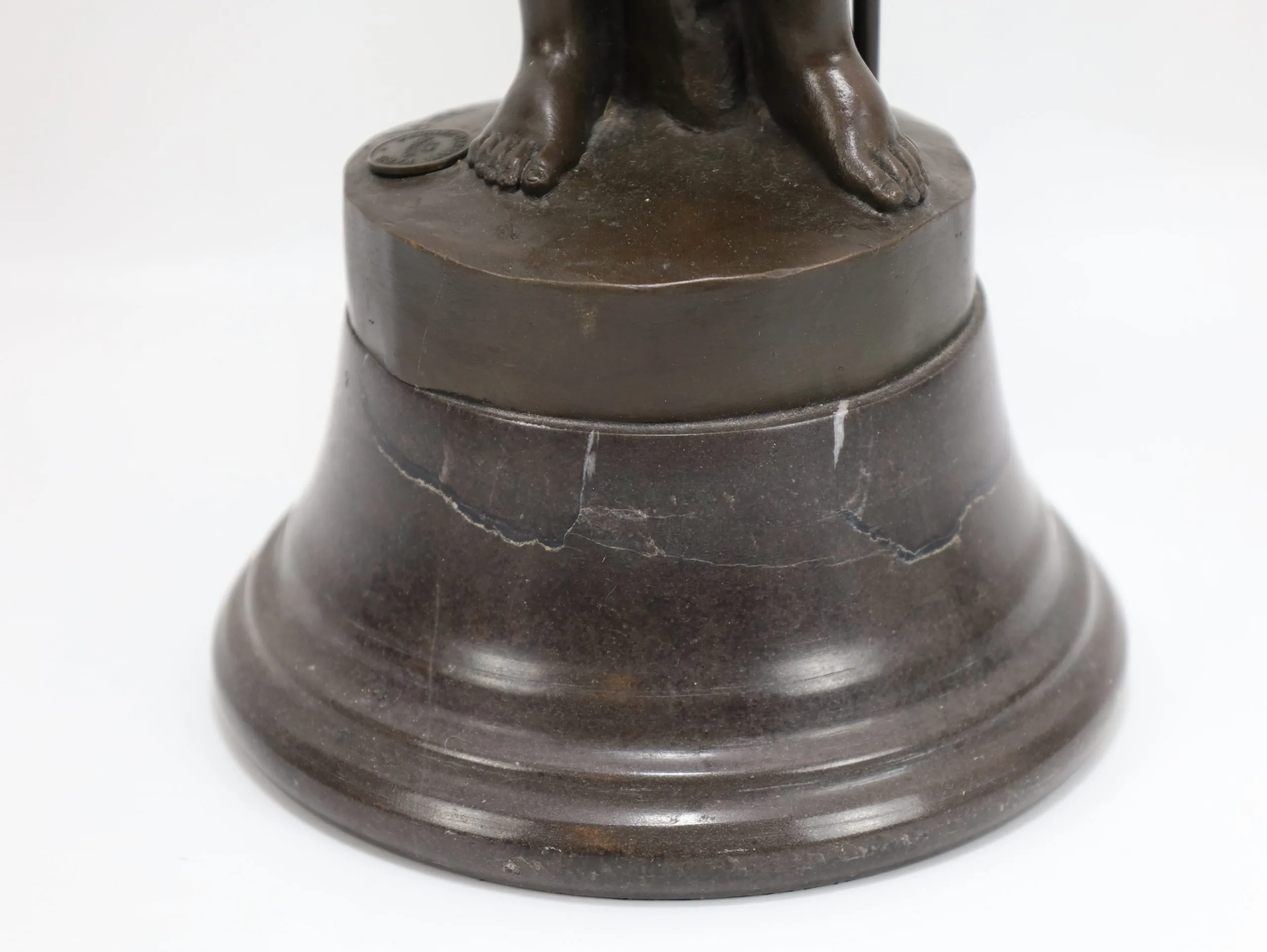 Bronsefigur signert Carrier, høyde ca. 37 cm. Dekorativ skulptur i klassisk stil. - Image 3