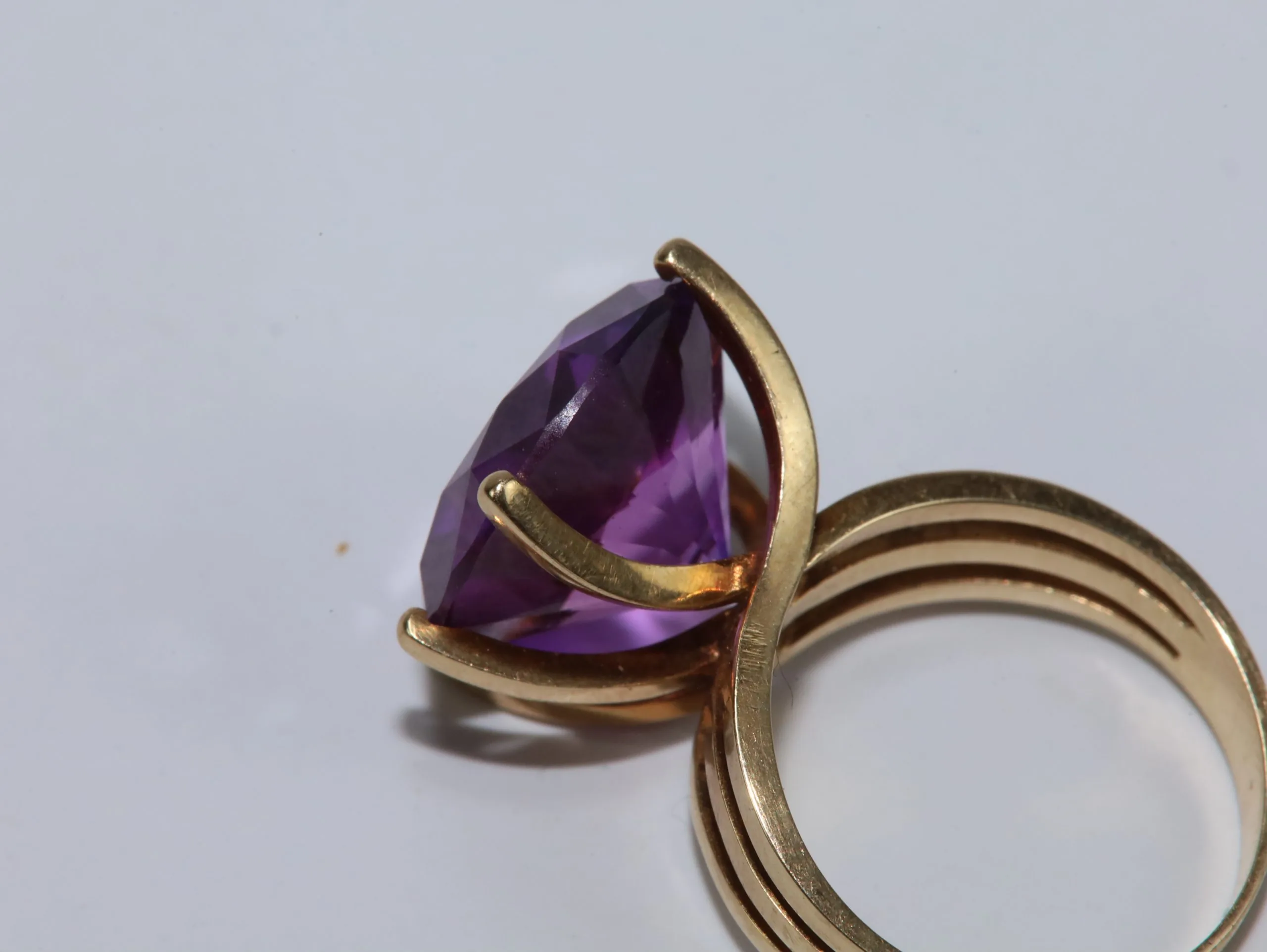 Gullring med ametyst – 585 / 14 karat, innvendig diameter 16 mm - Image 7