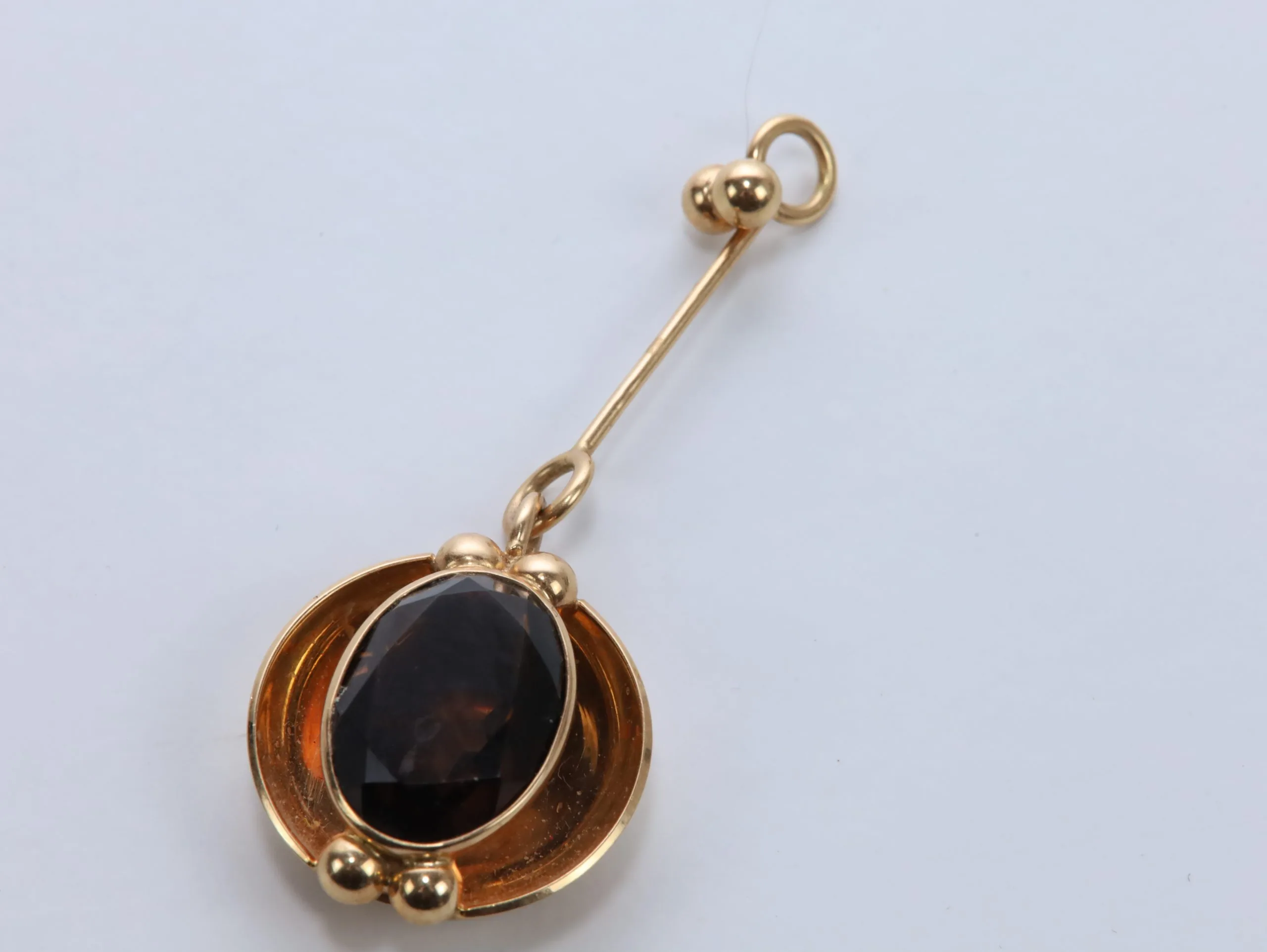 Finsk anheng i 585 gull med røykfarget stein – lengde ca. 6 cm