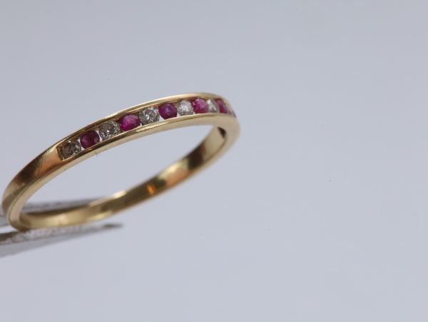 Gullring med rubiner og diamanter – 18K gull, 0,13 ct + 0,13 ct, str. 17 mm