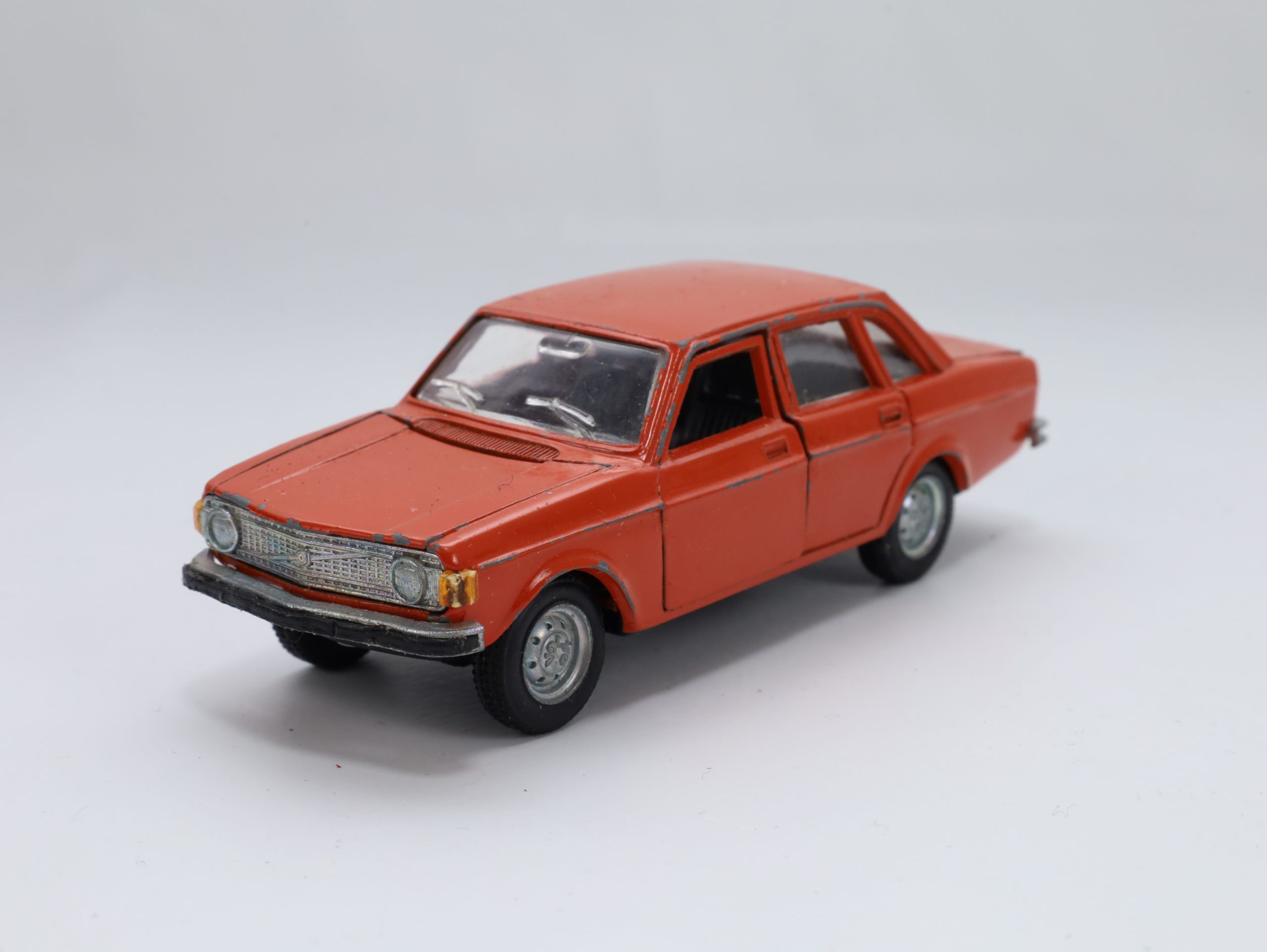 Inter-Cars Nacoral Volvo 144 – Vintage modellbil fra Spania