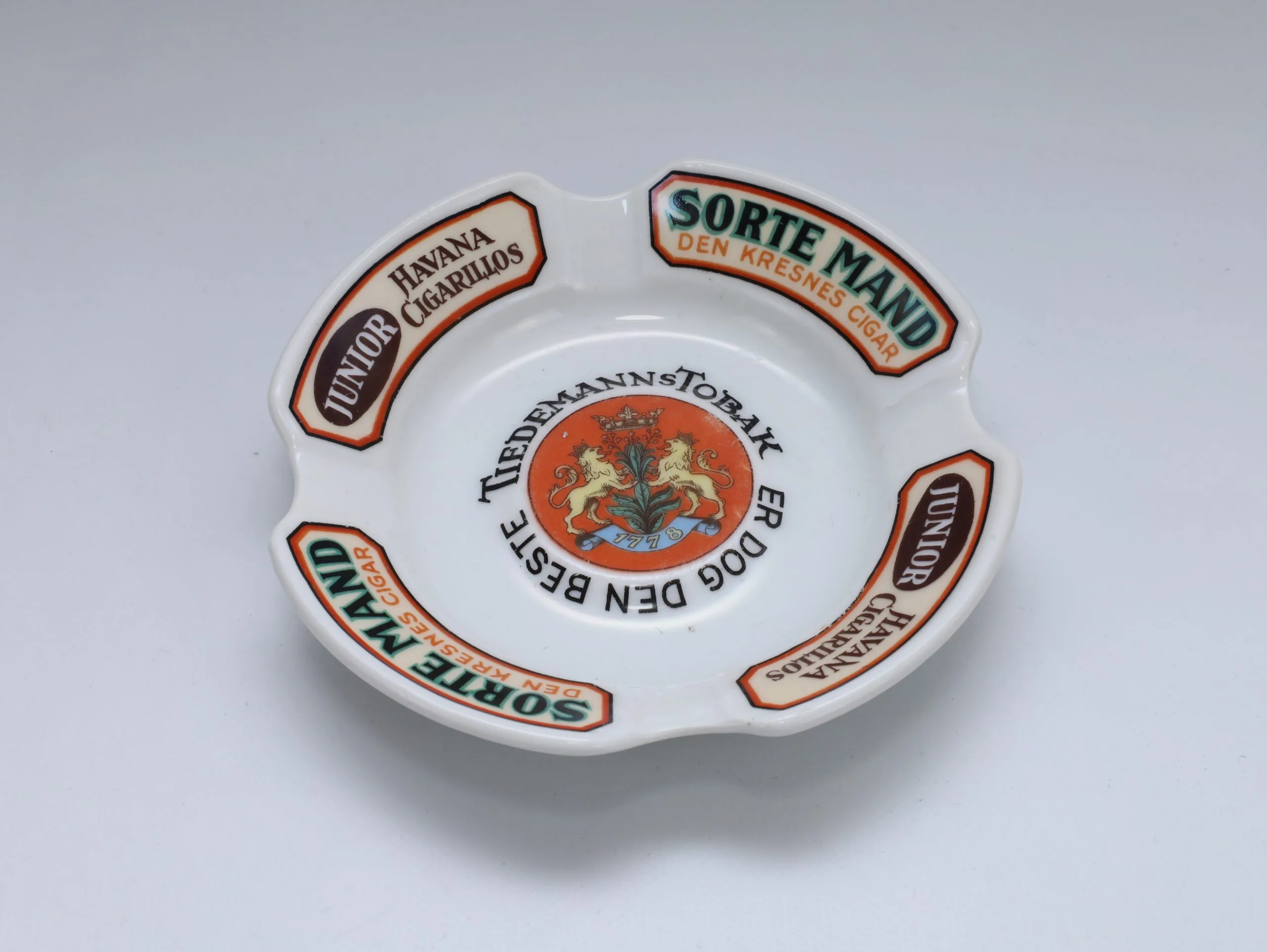 Tiedemanns tobak – gammelt reklameaskebeger «4 felt» – Porsgrund Porselen – Ø 14 cm - Sorte mand og havana - Image 4