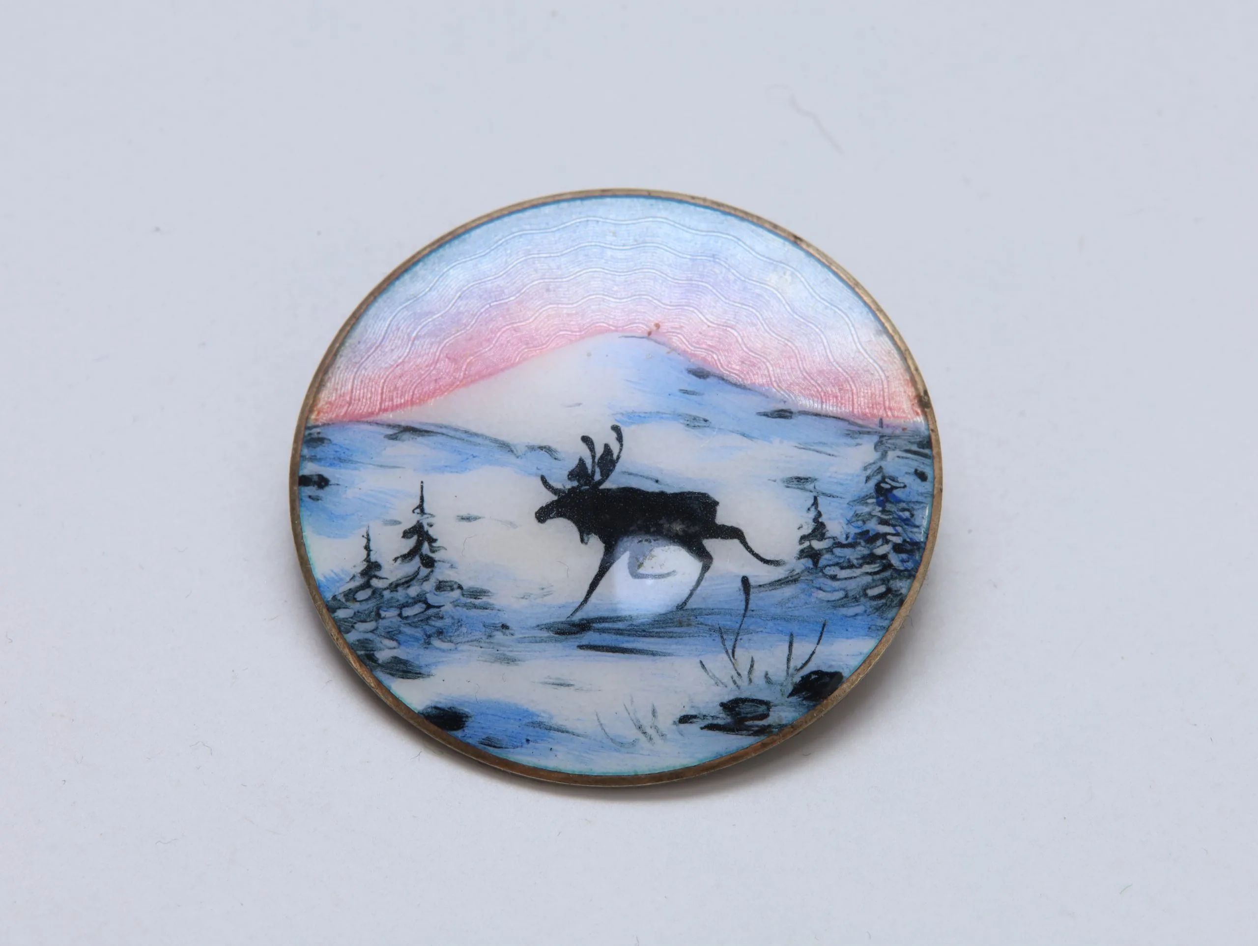 FJ brosje i 925S sølv og emalje – elg i vinterlandskap, diameter 40 mm