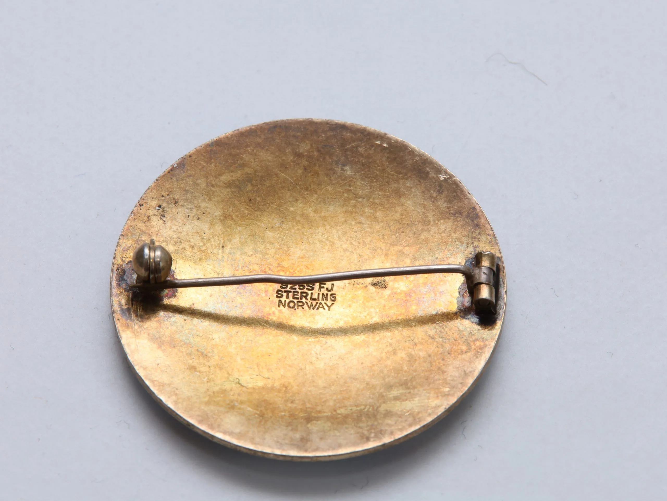 FJ brosje i 925S sølv og emalje – elg i vinterlandskap, diameter 40 mm - Image 3