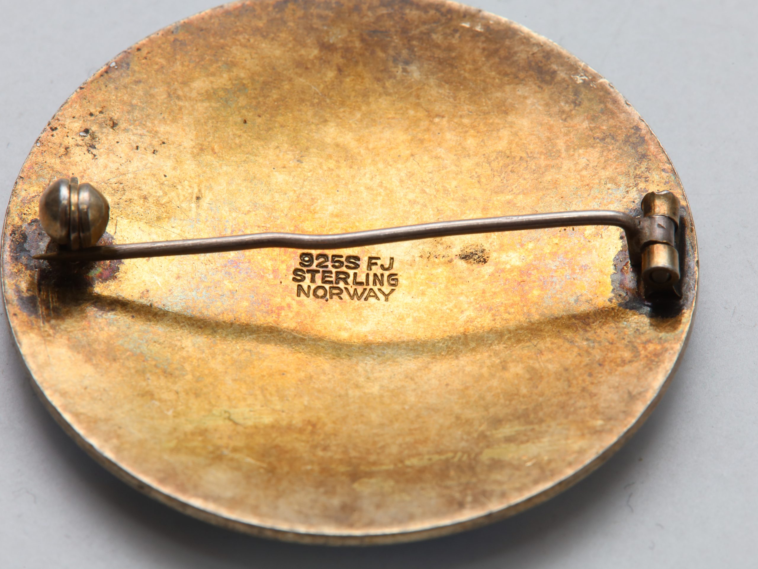 FJ brosje i 925S sølv og emalje – elg i vinterlandskap, diameter 40 mm - Image 4