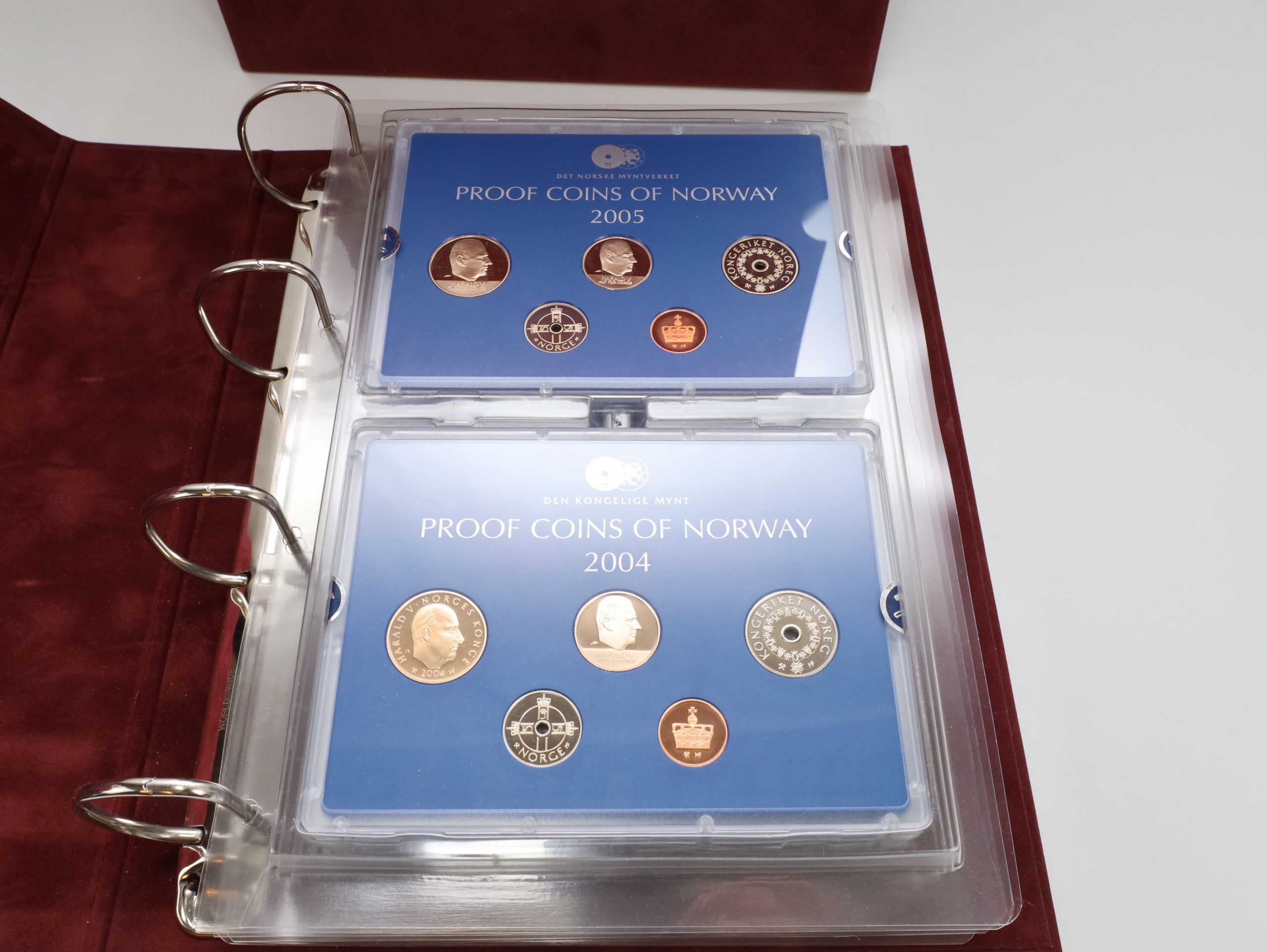 Samleboks Norske Proofsett 1996–2005 – Komplett perm med årssett - Image 2