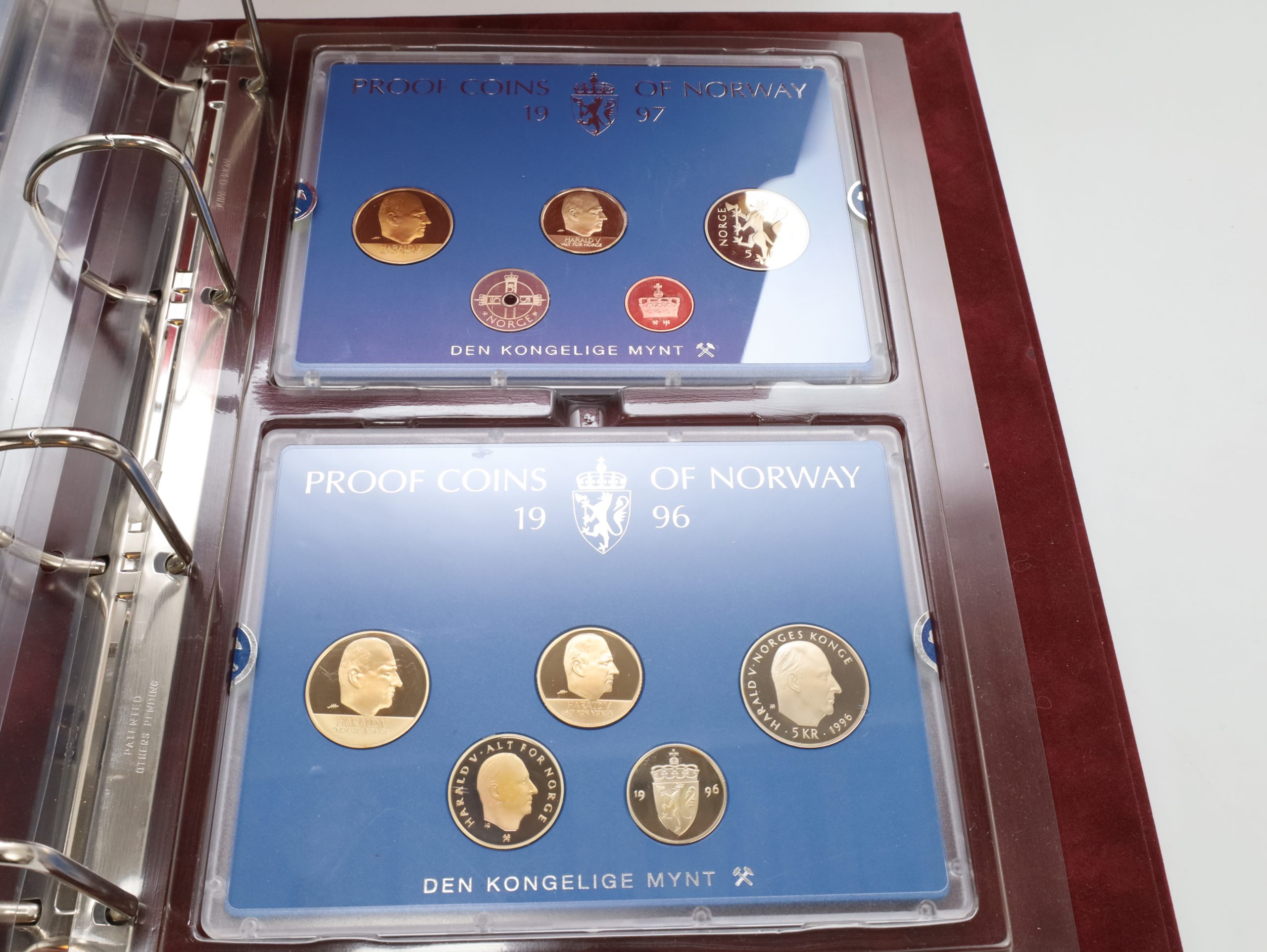 Samleboks Norske Proofsett 1996–2005 – Komplett perm med årssett - Image 6